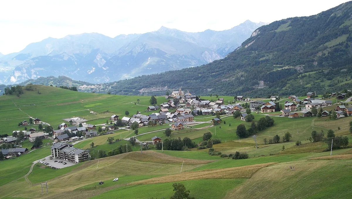 Ansicht von Albiez Montrond, Frankreich. Keine Abbildung eines bestimmten Verleihgeschäfts.