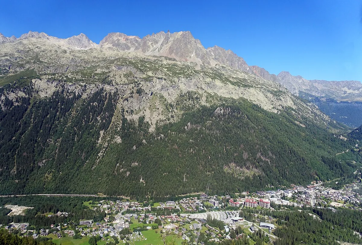 Ansicht von Argentière, Frankreich. Keine Abbildung eines bestimmten Verleihgeschäfts.