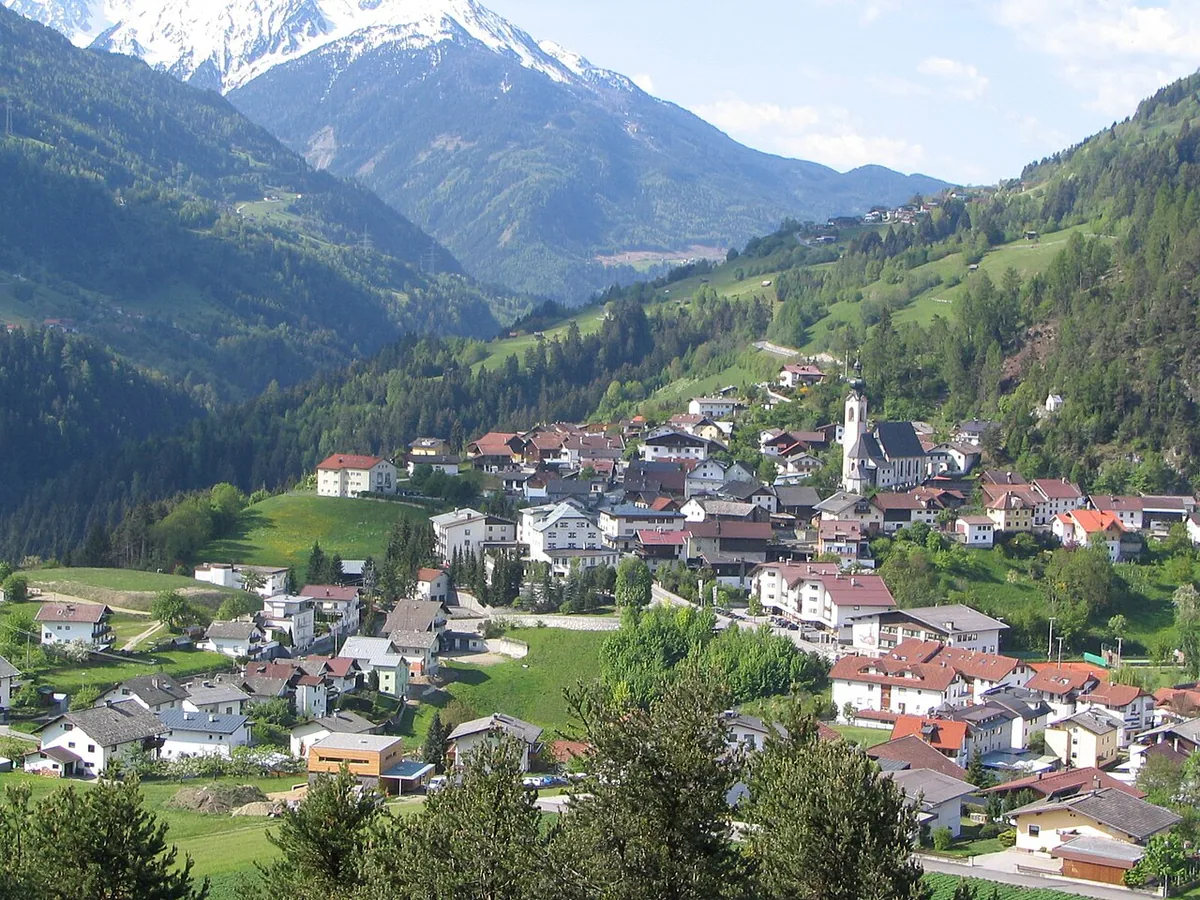 Ansicht von Arzl im Pitztal, Österreich. Allgemeine Darstellung des Orts oder Gebiets; kein Nachweis für die Lage eines einzelnen Katalogsektors oder Verleihgeschäfts.