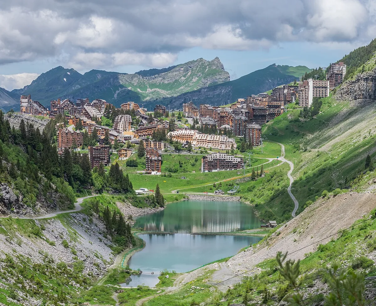 Ansicht von Avoriaz, Frankreich. Keine Abbildung eines bestimmten Verleihgeschäfts.