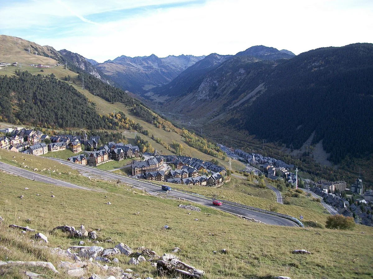Ansicht von Baqueira, Spanien. Allgemeine Darstellung des Orts oder Gebiets; kein Nachweis für die Lage eines einzelnen Katalogsektors oder Verleihgeschäfts.