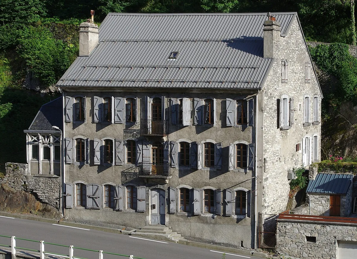 Ansicht von Bareges, Frankreich. Keine Abbildung eines bestimmten Verleihgeschäfts.