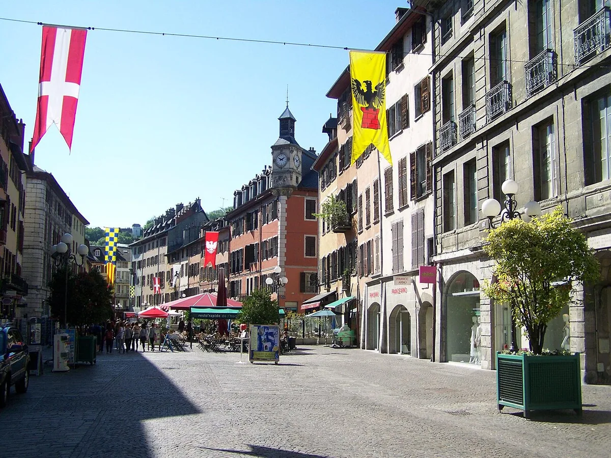 Ansicht von Chambery, Frankreich. Keine Abbildung eines bestimmten Verleihgeschäfts.