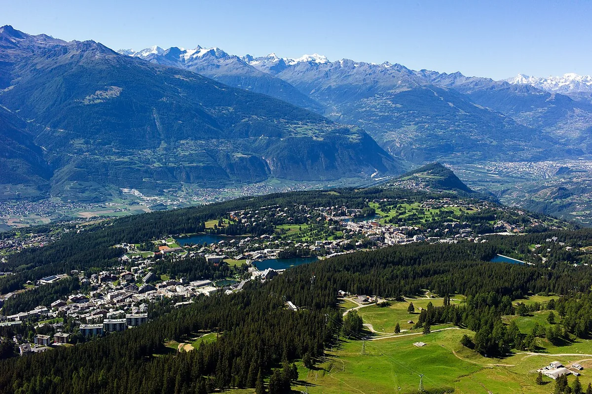 Ansicht von Crans-Montana, Schweiz. Keine Abbildung eines bestimmten Verleihgeschäfts.