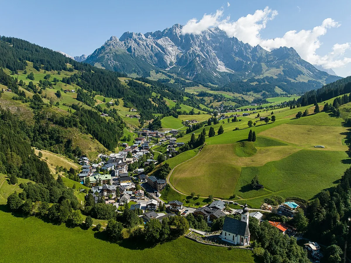 Ansicht von Dienten, Österreich. Keine Abbildung eines bestimmten Verleihgeschäfts.