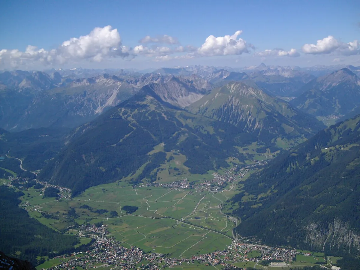 Ansicht von Ehrwald, Österreich. Keine Abbildung eines bestimmten Verleihgeschäfts.