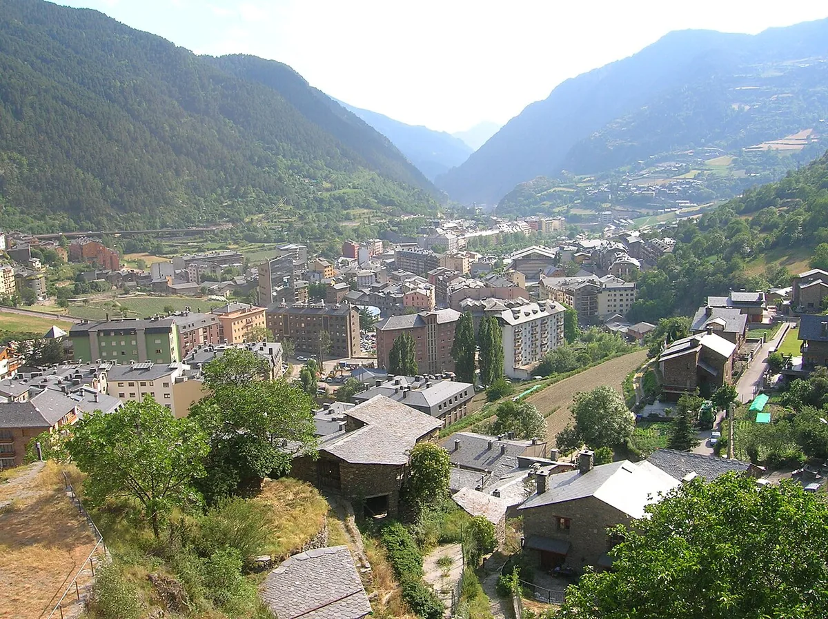 Ansicht von Encamp, Andorra. Keine Abbildung eines bestimmten Verleihgeschäfts.