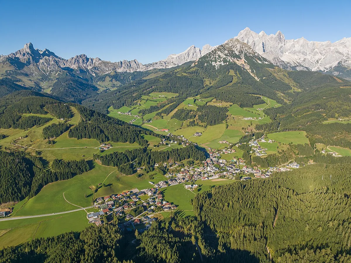 Ansicht von Filzmoos, Österreich. Keine Abbildung eines bestimmten Verleihgeschäfts.