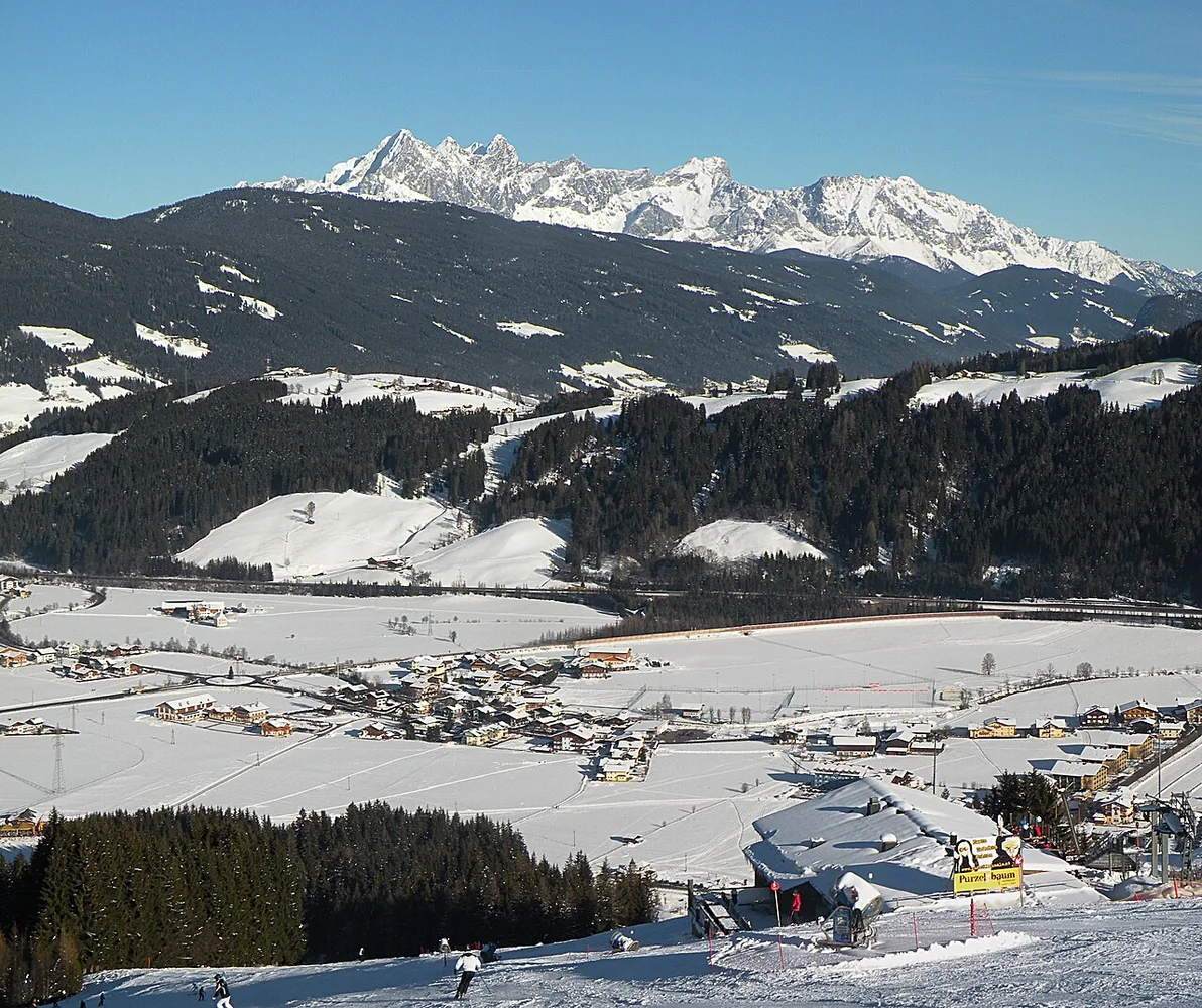 Ansicht von Flachau, Österreich. Keine Abbildung eines bestimmten Verleihgeschäfts.