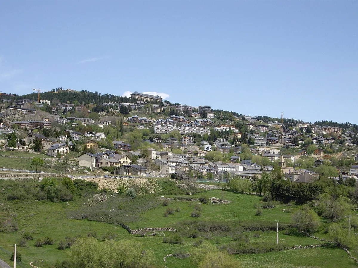 Ansicht von Font Romeu, Frankreich. Keine Abbildung eines bestimmten Verleihgeschäfts.