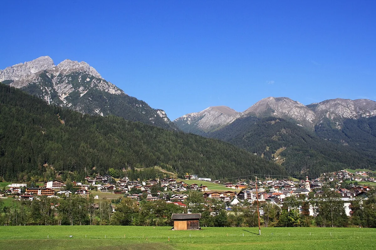 Ansicht von Fulpmes, Österreich. Keine Abbildung eines bestimmten Verleihgeschäfts.