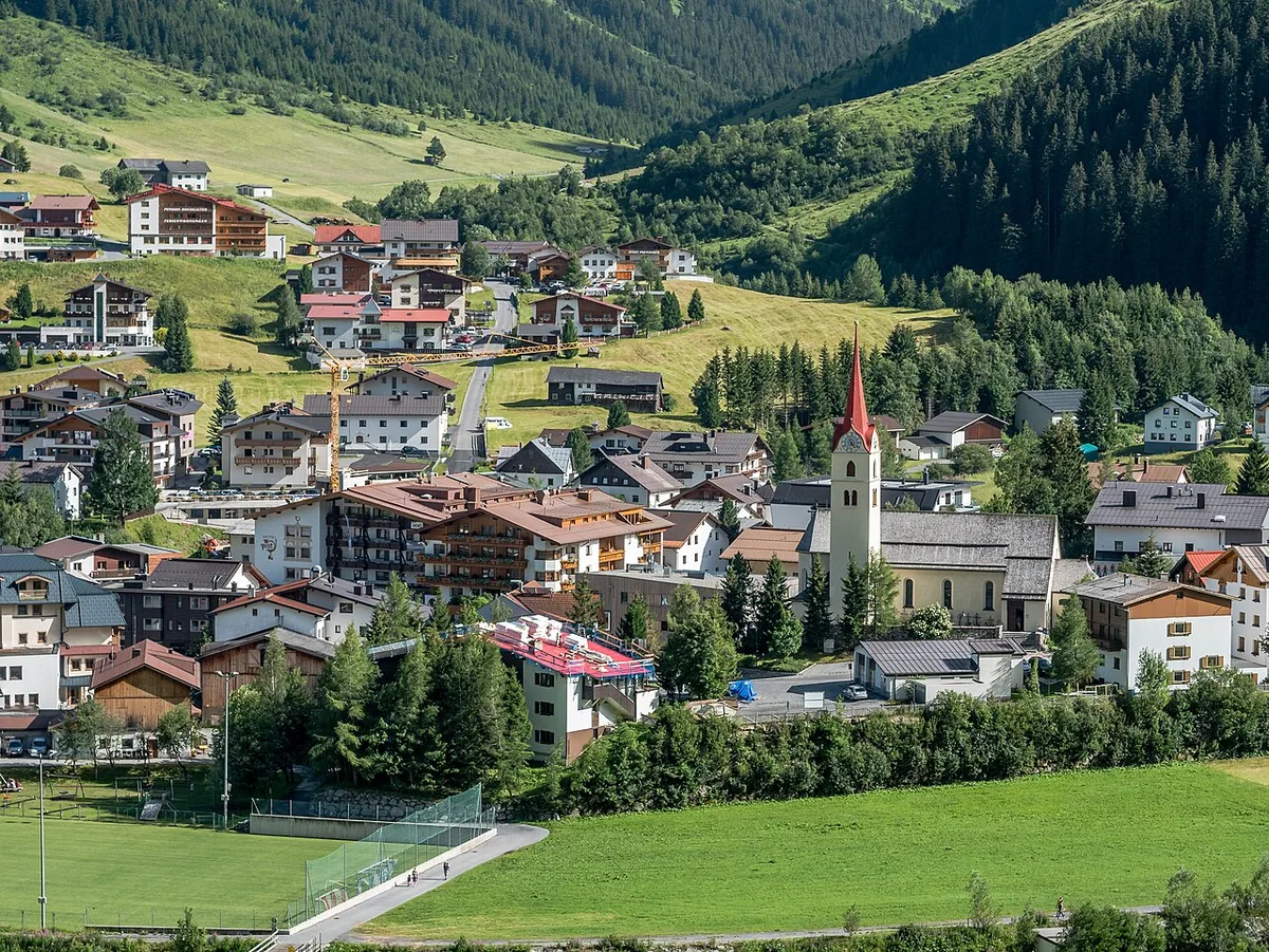 Ansicht von Galtür, Österreich. Keine Abbildung eines bestimmten Verleihgeschäfts.