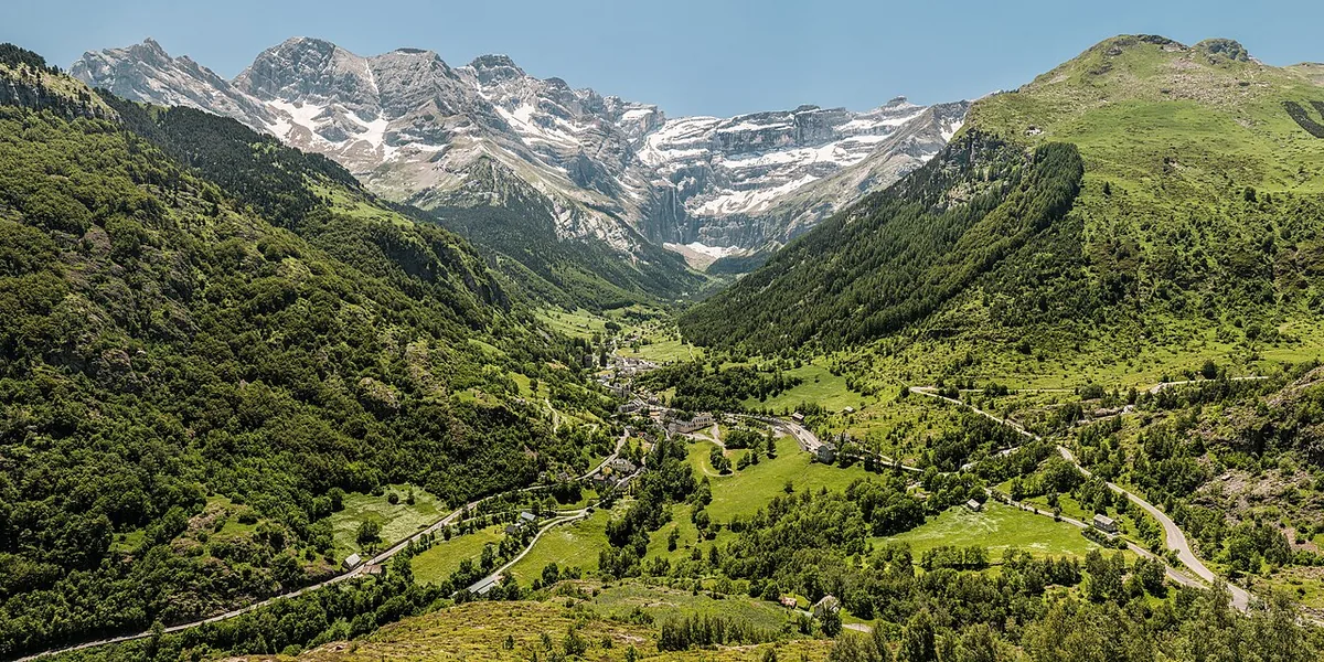 Ansicht von Gavarnie, Frankreich. Keine Abbildung eines bestimmten Verleihgeschäfts.