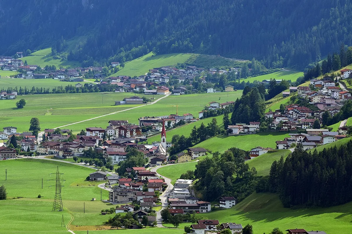 Ansicht von Hippach, Österreich. Keine Abbildung eines bestimmten Verleihgeschäfts.