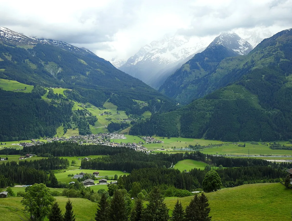 Ansicht von Hollersbach, Österreich. Keine Abbildung eines bestimmten Verleihgeschäfts.