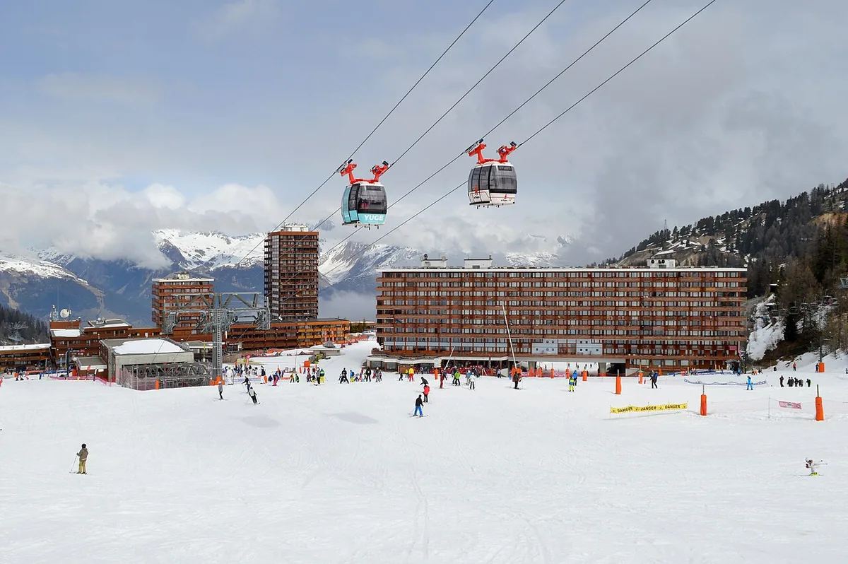 Ansicht von La Plagne, Frankreich. Allgemeine Darstellung des Orts oder Gebiets; kein Nachweis für die Lage eines einzelnen Katalogsektors oder Verleihgeschäfts.