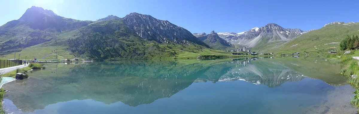 Sommerpanorama des Lac de Tignes und der umliegenden Berge, Blick nach Südosten (2018).