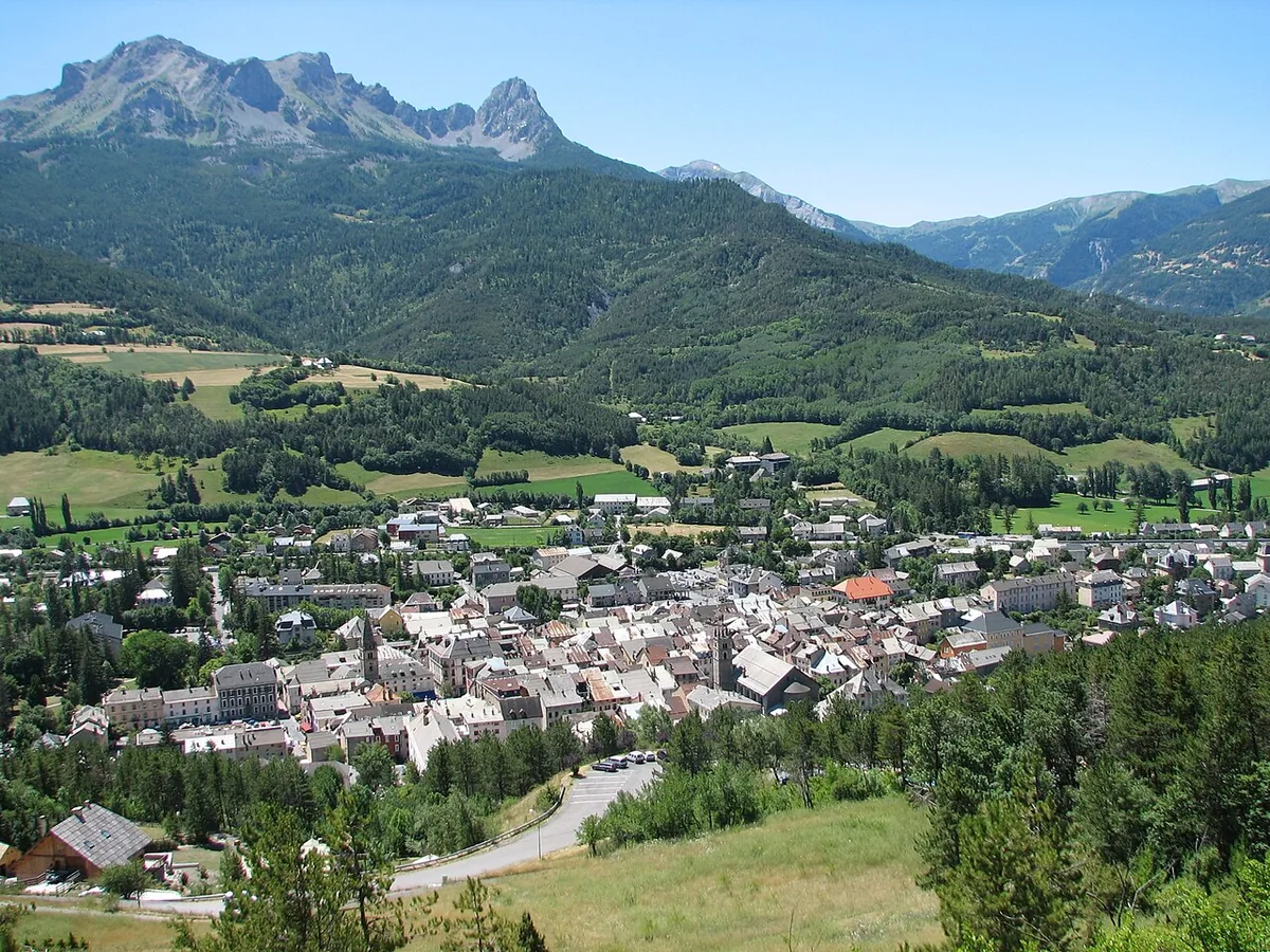 Ansicht von Le Sauze, Frankreich. Keine Abbildung eines bestimmten Verleihgeschäfts.