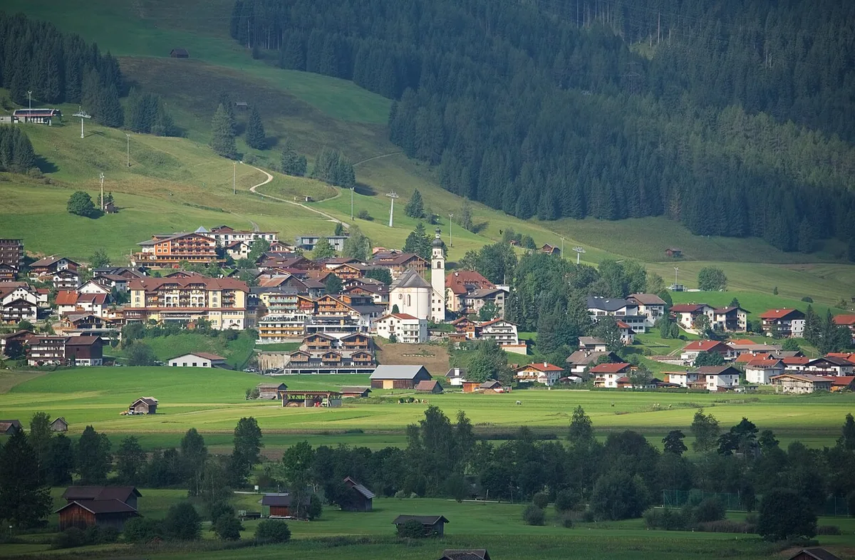 Ansicht von Lermoos, Österreich. Keine Abbildung eines bestimmten Verleihgeschäfts.