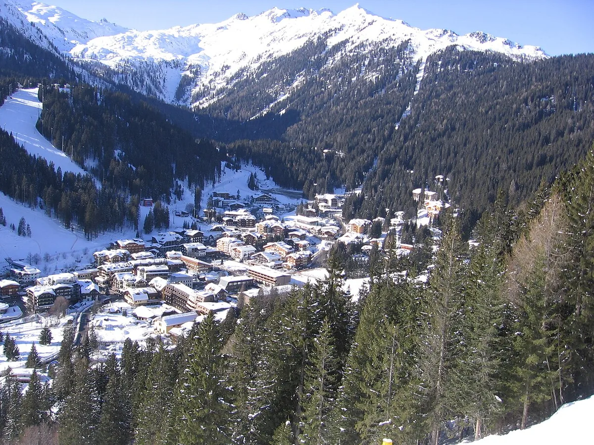 Ansicht von Madonna di Campiglio, Italien. Keine Abbildung eines bestimmten Verleihgeschäfts.