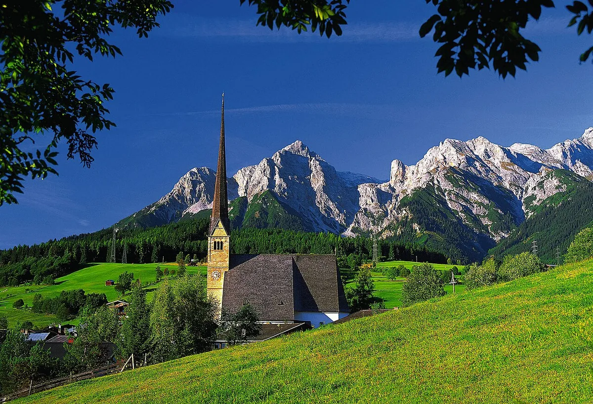 Ansicht von Maria Alm, Österreich. Keine Abbildung eines bestimmten Verleihgeschäfts.