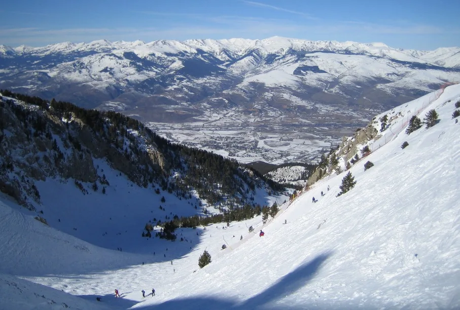 Ansicht von Masella, Spanien. Keine Abbildung eines bestimmten Verleihgeschäfts.