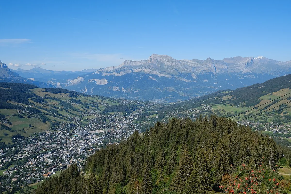 Ansicht von Megève, Frankreich. Keine Abbildung eines bestimmten Verleihgeschäfts.