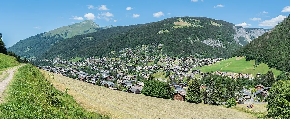 Ansicht von Morzine, Frankreich. Keine Abbildung eines bestimmten Verleihgeschäfts.