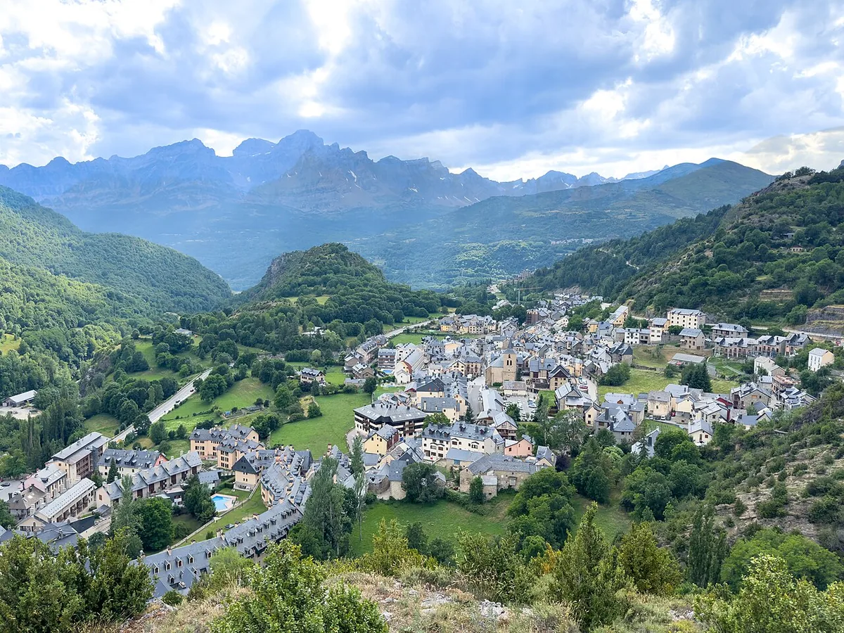 Ansicht von Panticosa, Spanien. Allgemeine Darstellung des Orts oder Gebiets; kein Nachweis für die Lage eines einzelnen Katalogsektors oder Verleihgeschäfts.