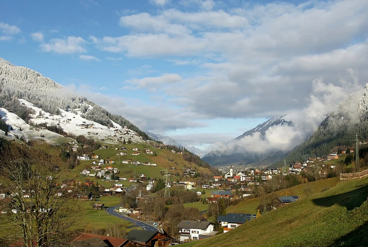 Ansicht von Partenen, Österreich. Keine Abbildung eines bestimmten Verleihgeschäfts.