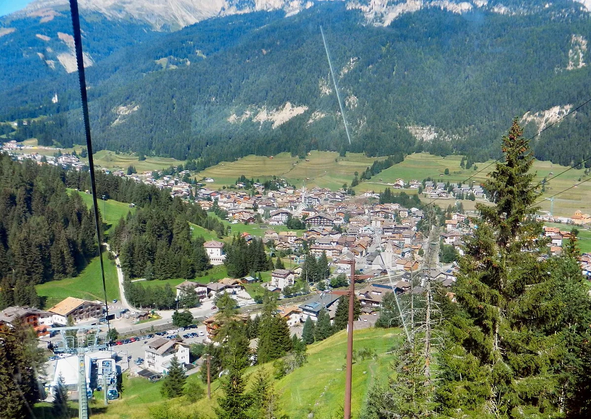 Ansicht von Pera di Fassa, Italien. Allgemeine Darstellung des Orts oder Gebiets; kein Nachweis für die Lage eines einzelnen Katalogsektors oder Verleihgeschäfts.