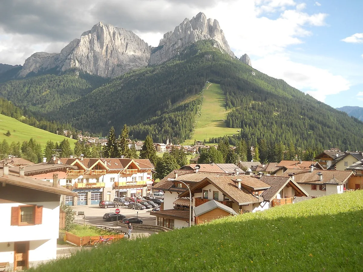 Ansicht von Pozza di Fassa, Italien. Allgemeine Darstellung des Orts oder Gebiets; kein Nachweis für die Lage eines einzelnen Katalogsektors oder Verleihgeschäfts.
