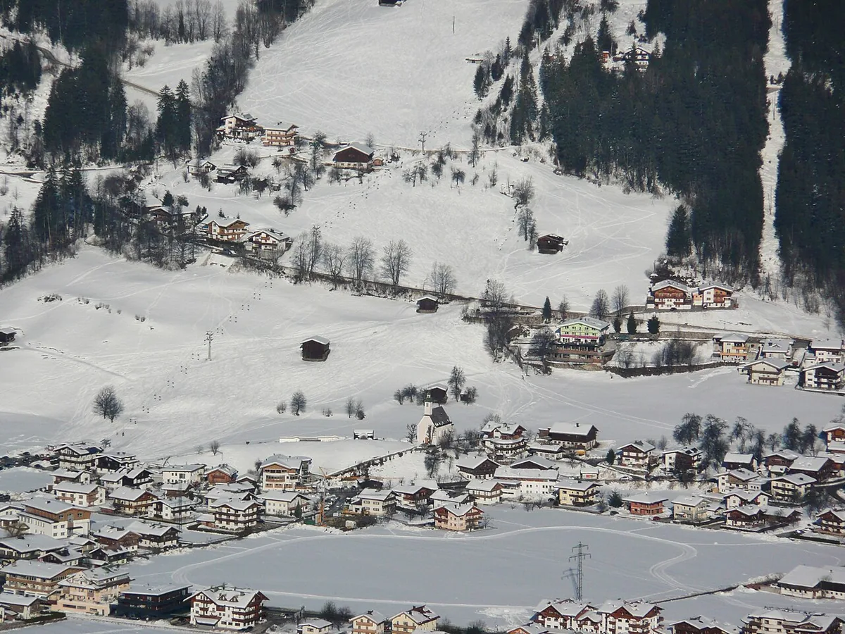 Ansicht von Ramsau im Zillertal, Österreich. Allgemeine Darstellung des Orts oder Gebiets; kein Nachweis für die Lage eines einzelnen Katalogsektors oder Verleihgeschäfts.