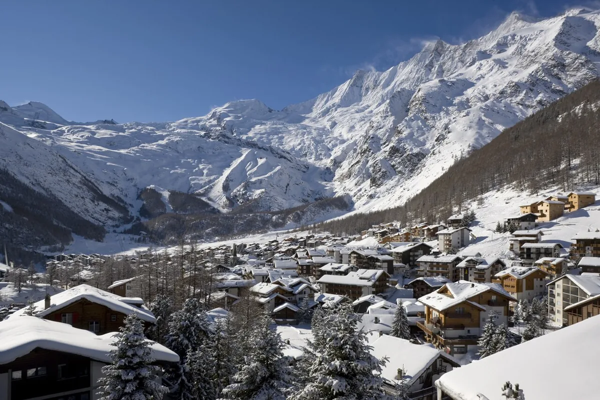 Ansicht von Saas Fee, Schweiz. Keine Abbildung eines bestimmten Verleihgeschäfts.