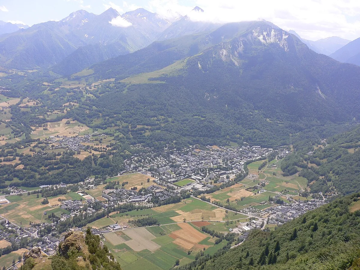 Ansicht von Saint-Lary-Soulan, Frankreich. Allgemeine Darstellung des Orts oder Gebiets; kein Nachweis für die Lage eines einzelnen Katalogsektors oder Verleihgeschäfts.