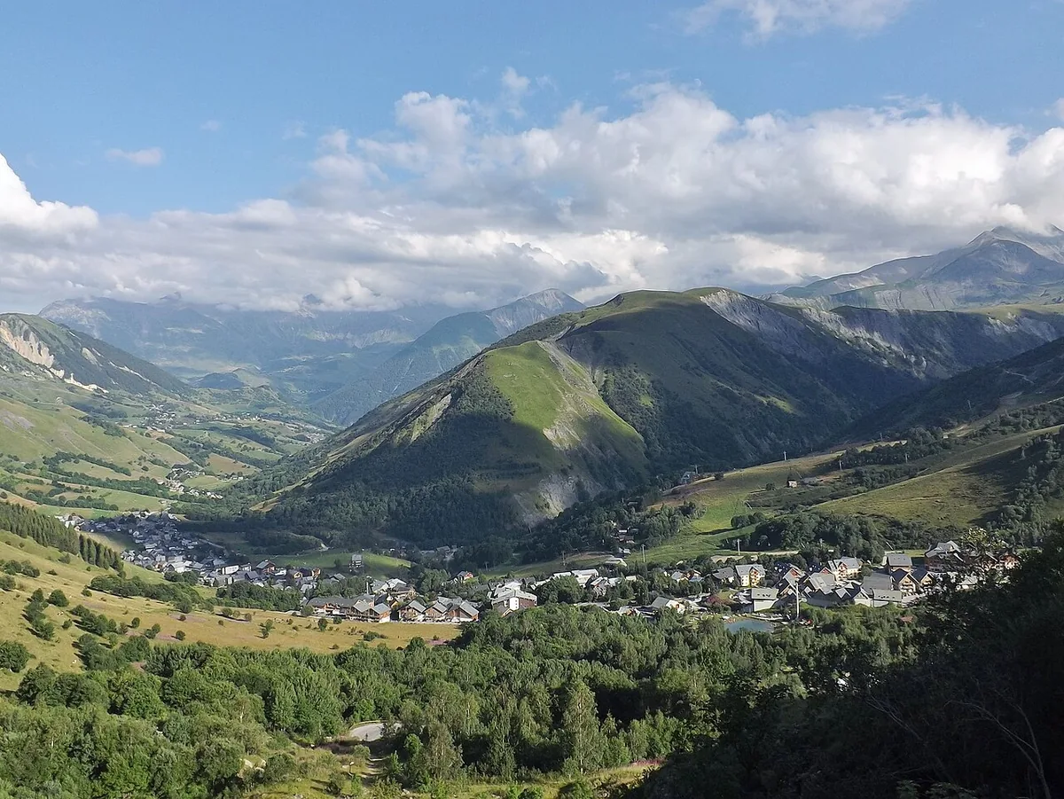 Ansicht von Saint Sorlin d'Arves, Frankreich. Keine Abbildung eines bestimmten Verleihgeschäfts.