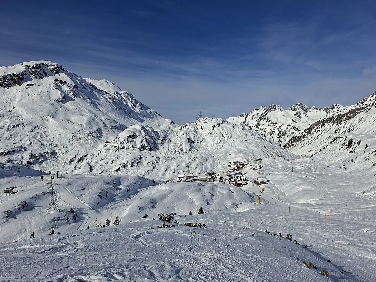 Ansicht von Sankt Christoph am Arlberg, Österreich. Allgemeine Darstellung des Orts oder Gebiets; kein Nachweis für die Lage eines einzelnen Katalogsektors oder Verleihgeschäfts.