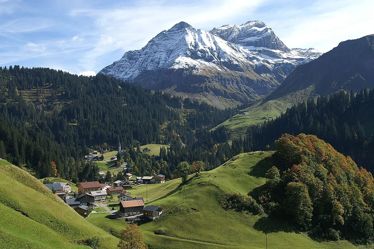 Ansicht von Schröcken, Österreich. Keine Abbildung eines bestimmten Verleihgeschäfts.