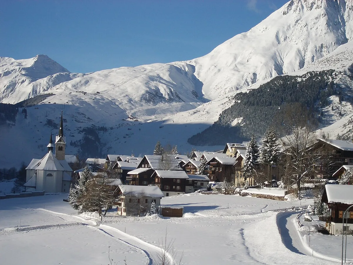 Ansicht von Sedrun, Schweiz. Keine Abbildung eines bestimmten Verleihgeschäfts.
