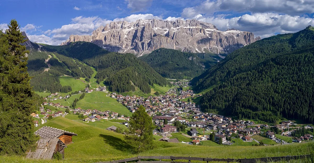 Ansicht von Selva di Val Gardena, Italien. Allgemeine Darstellung des Orts oder Gebiets; kein Nachweis für die Lage eines einzelnen Katalogsektors oder Verleihgeschäfts.