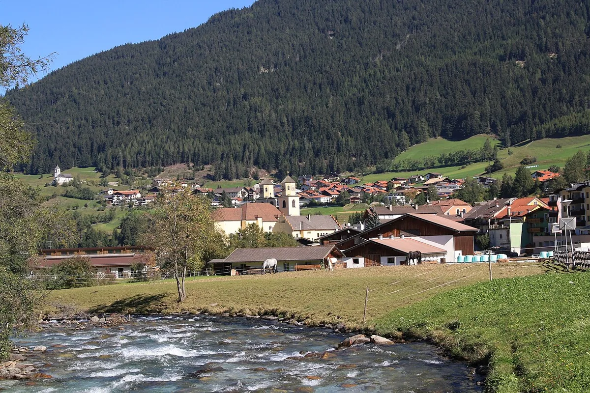 Ansicht von Steinach am Brenner, Österreich. Keine Abbildung eines bestimmten Verleihgeschäfts.