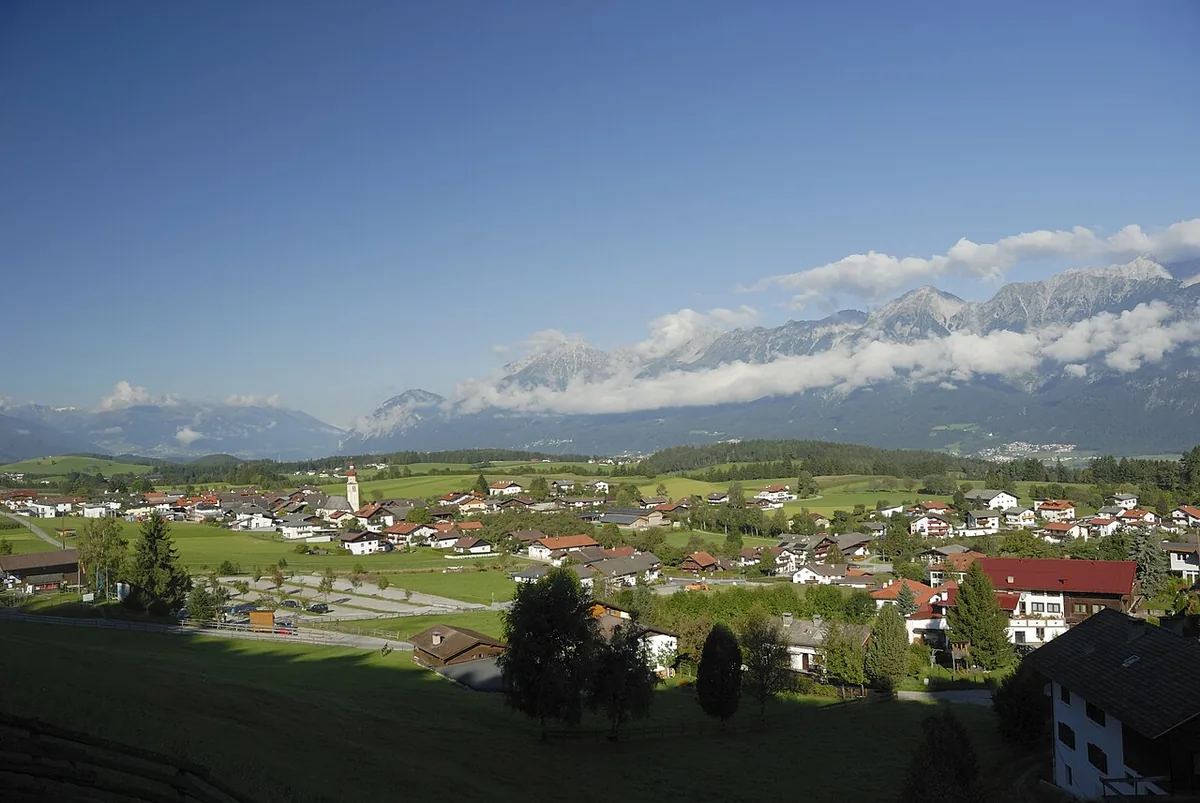 Ansicht von Tulfes, Österreich. Keine Abbildung eines bestimmten Verleihgeschäfts.