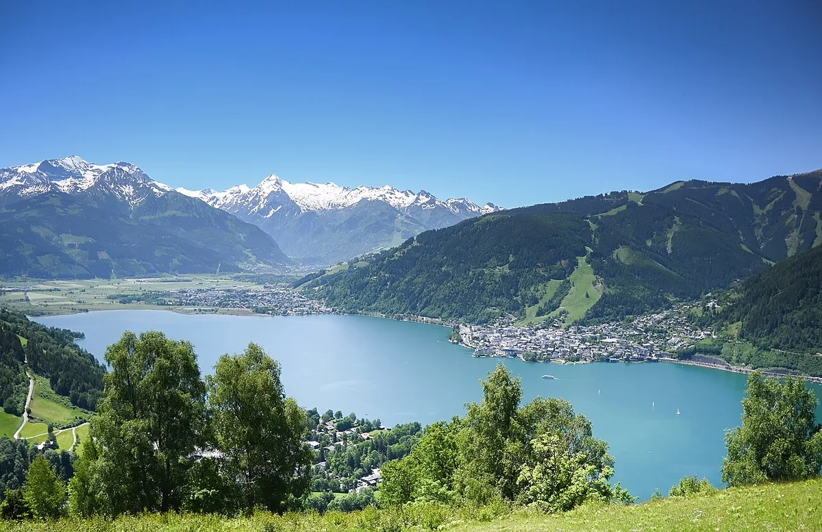 Ansicht von Zell am See, Österreich. Keine Abbildung eines bestimmten Verleihgeschäfts.