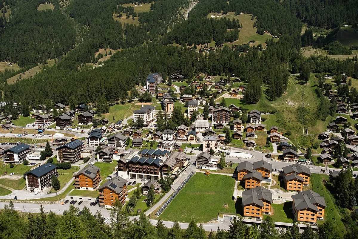 Ansicht von Zinal, Schweiz. Keine Abbildung eines bestimmten Verleihgeschäfts.